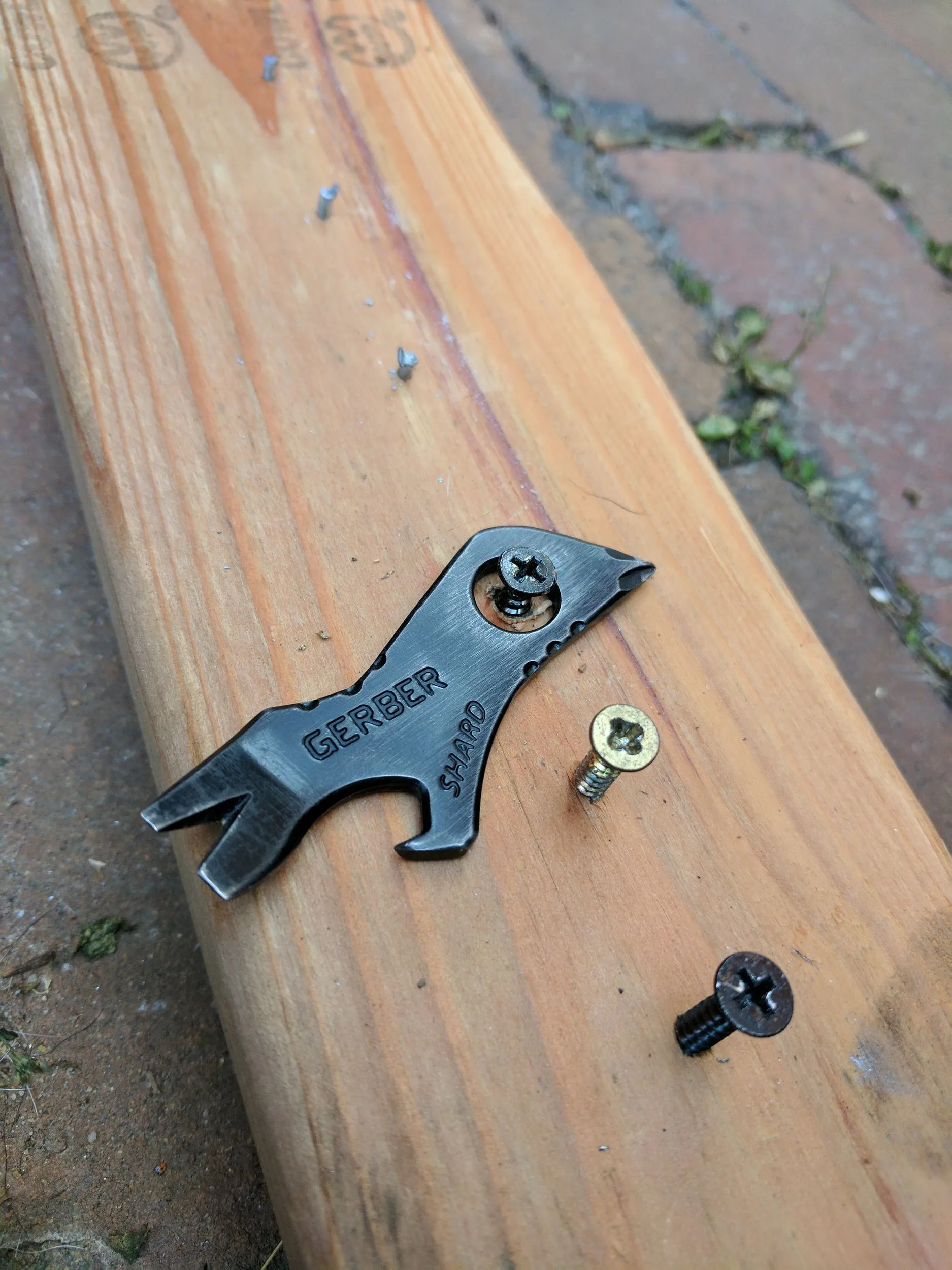 Gerber Shard pry bar and flat head screwdriver end